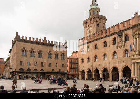 Der Palazzo dei Notai und Menschen sitzen im Freien an Tischen, die außerhalb einer Gaststätte in der Piazza Maggiore, Bologna, Italien Stockfoto