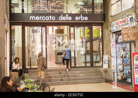 Der Eingang zum Mercado Delle Erbe oder Lebensmittelmarkt In Bologna Italien Stockfoto