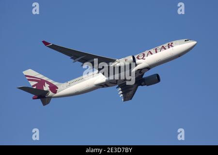 Qatar Airways Airbus A330-200 mit Registrierung A7-ACA Airborne am Frankfurter Flughafen. Stockfoto