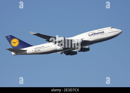 Deutsche Lufthansa Boeing 747-400 mit Registrierung D-ABVL flugzeuggestütztes Flugzeug am Frankfurter Flughafen. Stockfoto