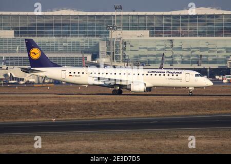 Deutsche Lufthansa Regional Embraer 190 mit Registrierung D-AECH auf dem Rollweg am Flughafen Frankfurt. Stockfoto