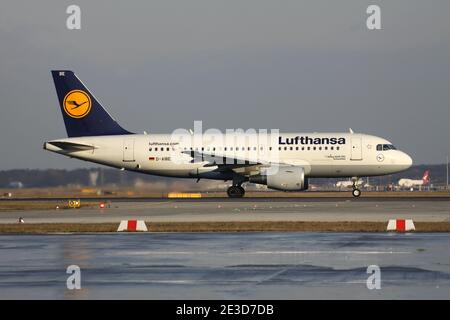 Deutscher Lufthansa Airbus A319-100 mit Registrierung D-AIBE auf Startbahn 18 des Frankfurter Flughafens. Stockfoto