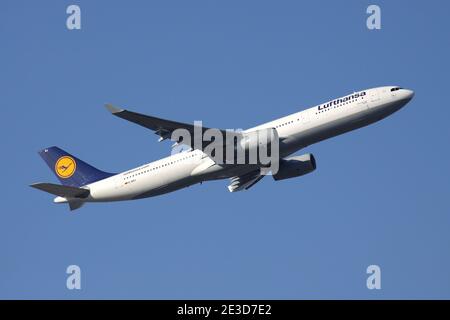 Deutscher Lufthansa Airbus A330-300 mit Registrierung D-AIKJ Airborne am Frankfurter Flughafen. Stockfoto