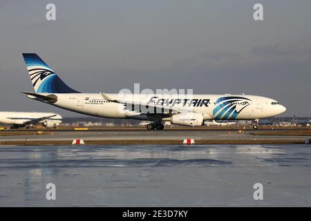 Egyptair Airbus A330-200 mit Registrierung SU-GCE auf Startbahn 18 des Frankfurter Flughafens. Stockfoto