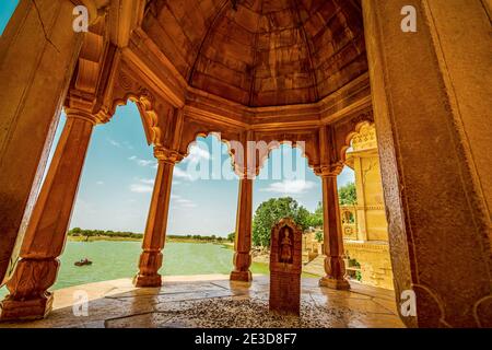 Amar Sagar Schrein Tempel auf See Gadsisar – einst die wichtigste Wasserquelle der Stadt Jaisalmer. Foto aufgenommen am 12. August 2018 in der Nähe von Jaisalmer Stadt Ra Stockfoto