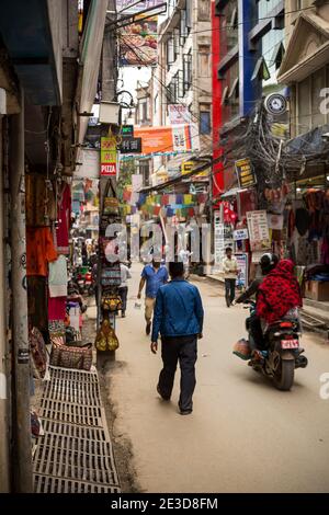 Auf den belebten Straßen des kommerziellen Thamel Distrikts, Kathmandu, der Hauptstadt von Nepal. Foto aufgenommen am 30. Juli 2018. Stockfoto