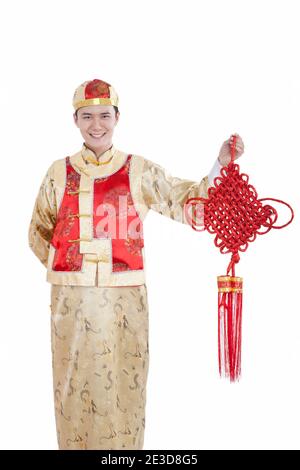 Porträt eines jungen Mannes im Tang-Anzug mit einem Chinesen Knoten hohe Qualität Foto Stockfoto