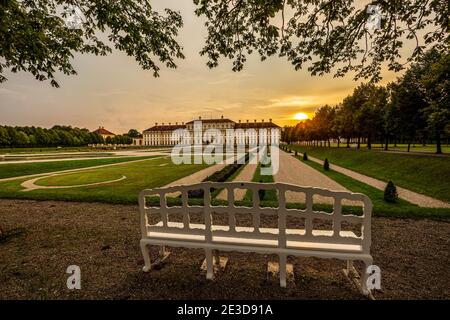 Schloss Lustheim (Teil der Schlossanlage Schleißheim) in der Abenddämmerung mit einer dramatischen Bank mit Blick auf den Schlossgarten. Foto aufgenommen am 25t Stockfoto