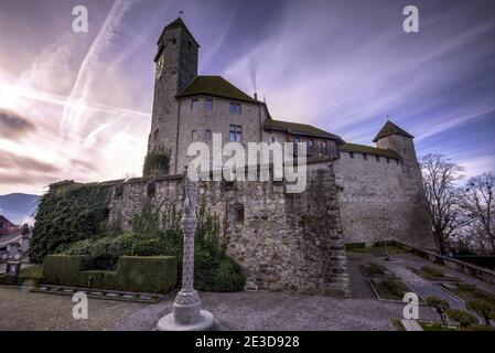 Schloss Rapperswil vor einem dramatischen Himmel. Foto aufgenommen am 3. Januar 2020 in Rapperswil-Jona, Kanton St. Gallen, Schweiz. Stockfoto