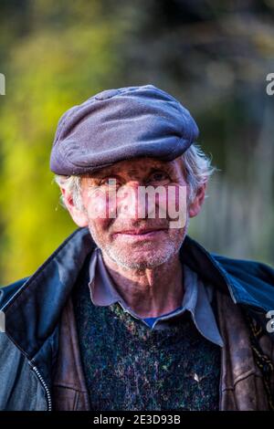 Porträt eines älteren rumänischen Hirten. Foto aufgenommen am 5. Oktober 2019 in Ohaba-Ponor, Hunedoara County, Rumänien. Stockfoto