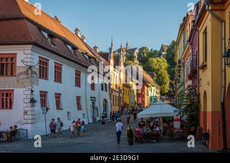 Auf den mittelalterlichen, engen Gassen von Sighisoara. Foto aufgenommen am 22. August 2020 in Sighisoara, Rumänien. Stockfoto