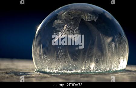 Seifenblase Seite lite von Sonne als Eiskristalle bilden in der Wandstruktur der Blase macht es zu einem Schneekugel des natürlichen Designs. Stockfoto