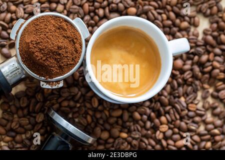 Frisch gemahlener Espresso in einem Portafilter, fertig zum Zubereiten eines heißen Espressos Stockfoto