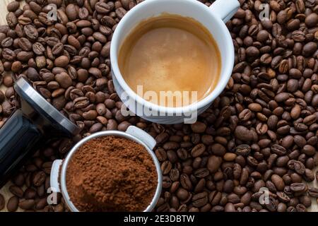 Frisch gemahlener Espresso in einem Portafilter, fertig zum Zubereiten eines heißen Espressos Stockfoto