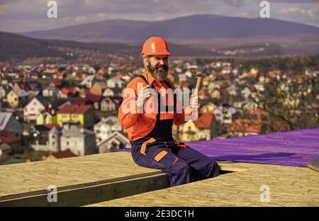 Schätzen Sie den Materialbedarf für Projekte. Installation von Dachmaterialien Wärmedämmung. Man Dachfläche. Professionelles Reparaturdach. Flachdachmontage. Dachdecker baut neues Dach. Stockfoto