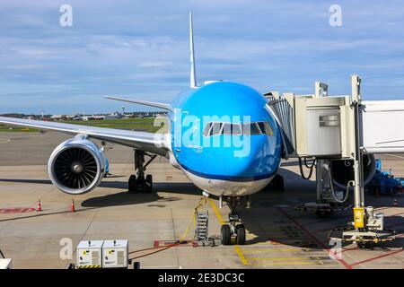 Amsterdam, Niederlande, 30/09/20. KLM Airlines Boeing 777 Düsenflugzeug geparkt am Gate am Flughafen Amsterdam Schiphol (AMS), mit Flughafenfahrzeugen. Stockfoto