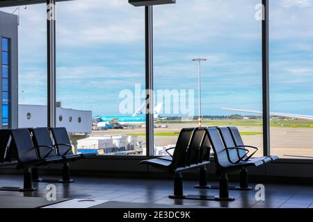 Amsterdam, Niederlande, 30/09/20. Amsterdam Airport Schiphol (AMS) Terminal mit leeren Sitzen und keine Passagiere während Coronavirus COVID-19 Pandemie. Stockfoto