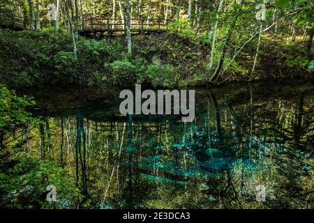 Landschaft von 'Kaminokoike', einem Teich, der für sein klares Wasser und seinen blau leuchtenden Seegrund im touristischen Gebiet des Akan Mashu Nationalparks in Hokkaido berühmt ist, Stockfoto