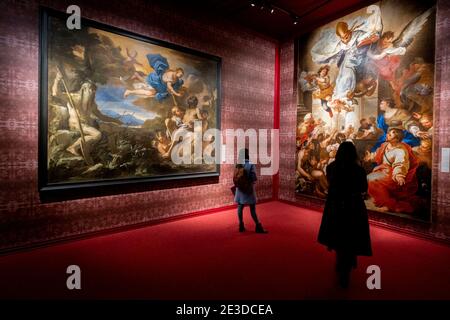 Neapel, Italien. Jan. 2021. Besucher mit einer Maske gegen covid-19 Infektion gehen und sehen sich die Werke einer Ausstellung gewidmet dem Maler Luca Giordano im Capodimonte Museum am ersten Tag der Wiedereröffnung der Museen genehmigt im Januar 2021 DPCM für Regionen mit geringem epidemiologischen Risiko von COVID-19. Kredit: Unabhängige Fotoagentur/Alamy Live Nachrichten Stockfoto