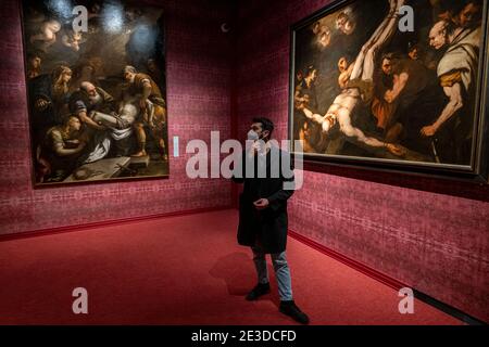 Neapel, Italien. Januar 2021. Ein Junge trägt eine Maske gegen covid-19 Infektion geht und sieht sich die Werke einer Ausstellung gewidmet dem Maler Luca Giordano im Capodimonte Museum am ersten Tag der Wiedereröffnung der Museen genehmigt im Januar 2021 DPCM für Regionen mit geringem epidemiologischen Risiko von covid-19. Kredit: Unabhängige Fotoagentur/Alamy Live Nachrichten Stockfoto