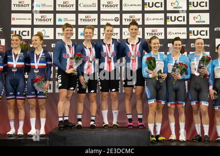 Die Damen-Team-Verfolger Lilly Williams, Emma White, Jenn Valente und Chloe Dygert aus den Vereinigten Staaten auf dem Podium nach dem Gewinn der Goldmedaille Stockfoto
