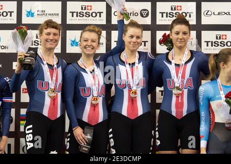 Die Damen-Team-Verfolger Lilly Williams, Emma White, Jenn Valente und Chloe Dygert aus den Vereinigten Staaten auf dem Podium nach dem Gewinn der Goldmedaille Stockfoto