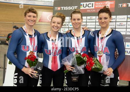 Die Damen-Team-Verfolger Lilly Williams, Emma White, Jenn Valente und Chloe Dygert aus den Vereinigten Staaten auf dem Podium nach dem Gewinn der Goldmedaille Stockfoto