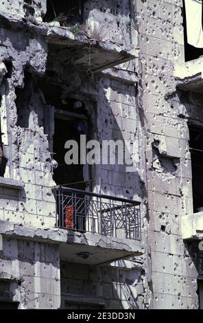 18. September 1993 nach 15 Jahren Bürgerkrieg geht das Leben in den von der Schlacht gezeichneten Gebäuden nahe der Grünen Linie in Beirut weiter. Stockfoto