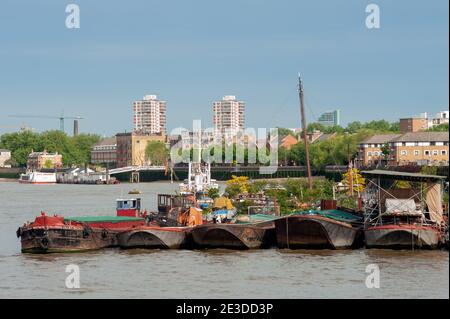 LONDON, Großbritannien - 23. MAI 2009: Blick auf Downings Roads Festmachen an der Themse, die Heimat einer kleinen Gemeinschaft von Hausbootbewohnern ist Stockfoto