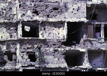 18. September 1993 nach 15 Jahren Bürgerkrieg geht das Leben in den von der Schlacht gezeichneten Gebäuden nahe der Grünen Linie in Beirut weiter. Stockfoto