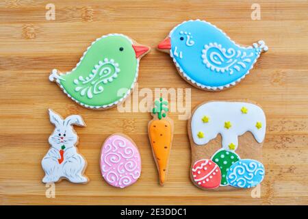 Ostern hausgemachte Lebkuchen Cookie über Holz- Tabelle Stockfoto