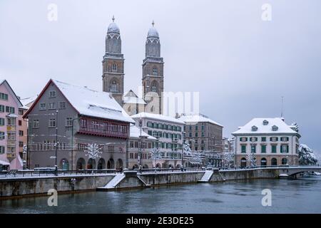 Stadtbild Zürich (Schweiz), Limmat, Great Minster Stockfoto