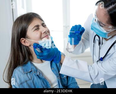 Krankenschwester Tests Teenager Mädchen für Coronavirus-Infektion unter schnellen COVID-19-Test. Arzt Durchführung Nasenabstrich auf Teenager unter Beispiel zu analysieren, wenn pa Stockfoto