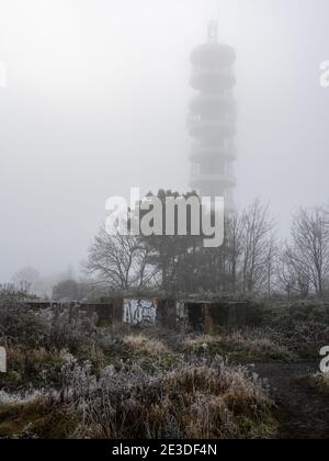Der Purdown BT Transmitter ist in Nebel gehüllt hinter den verwelkenden Überresten der schweren Anti-Aircraft-Batterie im Stoke Park in Bristol. Stockfoto