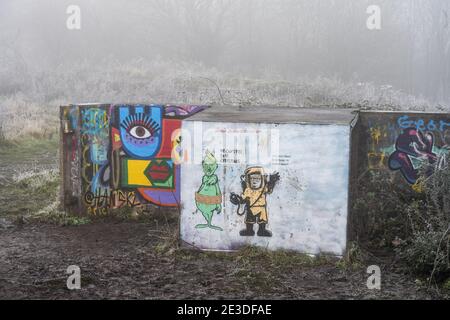 Farbenfrohe Wandmalereien und politische Graffiti decken die verwelkenden Überreste ab Der zweite Weltkrieg Purdown schwere Anti-Flugzeug-Batterie auf einem Frostiger Tag in Bristol Stockfoto