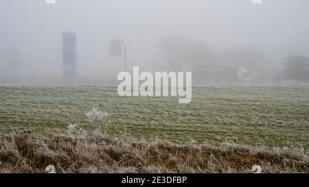 Der Verkehr ist auf der Autobahn M32 im Stoke Park in Bristol halb durch Nebel verdeckt. Stockfoto