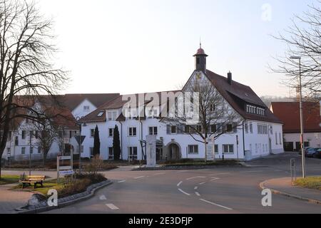 DEUTSCHLAND, UHINGEN, SPARWIESER STR., 25. MÄRZ 2018: Blick von der Sparwieser Str. auf das Rathaus von Uhingen Stockfoto