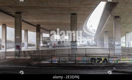 Ein Traveller Community Camp von Karawanen besetzt das Beton Niemandsland einer Autobahnkreuzung unter der M32 Überführung in Eastville, Bristol. Stockfoto