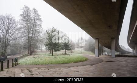 Die Autobahn M32 durchquert das Frome Valley auf Betonviadukten im Eastville Park in Bristol. Stockfoto