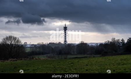 Ein Regensturm passiert den Purdown Transmitter Tower im Stoke Park im Norden von Bristol. Stockfoto