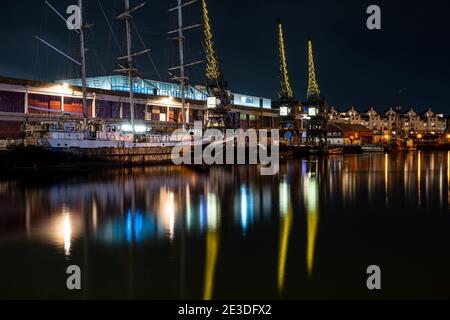 Weihnachtslichter schmücken alte Hafenkräne am Kai des M Shed Museums im schwimmenden Hafen von Bristol. Stockfoto