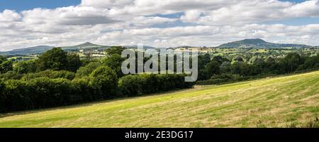 Sugar Loaf, Ysgyryyd und andere Hügel der Black Mountains entstehen aus der landwirtschaftlichen Landschaft des Usk Valley in Wales. Stockfoto