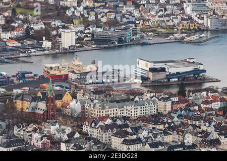 Bergen, Norwegen - 19. November 2017: Frachthafen Bergen, Luftaufnahme zur Tageszeit Stockfoto