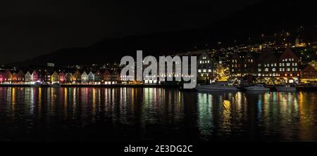 Bergen, Norwegen - 17. November 2017: Nachtpanoramafoto der Altstadt von Bergen. Blick auf den Haupthafen mit farbenfroher Beleuchtung und Reflexionen im Meerwasser Stockfoto