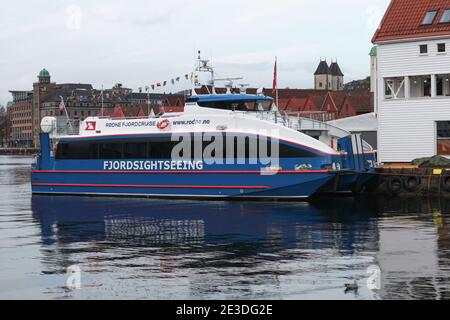 Bergen, Norwegen - 14. November 2017: Passagierfähre Fjordsbesichtigung ist im Hafen von Bergen vertäut Stockfoto