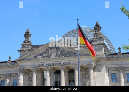 DEUTSCHLAND, BERLIN, PLATZ DER REPUBLIK - 08. JUNI 2018: Glaskuppel, Inschrift 'EM DEUTSCHEN VOLK' und deutsche Flagge am Reichstagsgebäude in Berlin Stockfoto