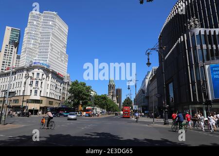 DEUTSCHLAND, BERLIN - 08. JUNI 2018: Blick entlang des Kurfürstendamms zur Kaiser-Wilhelm-Gedächtniskirche in Berlin Stockfoto