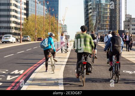 Pendlerradler fahren über die Blackfriars Bridge auf Londons C6 'Cycle Superhighway'. Stockfoto