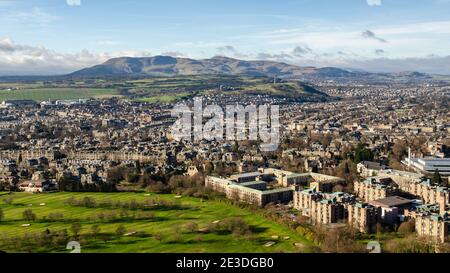 Die Sonne scheint auf den Stadtvierteln Newington und Mayfield von Edinburgh, und die Penland Hills darüber hinaus, wie von Arthur's Seat aus gesehen. Stockfoto