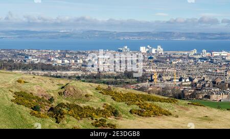 Die Sonne scheint auf den Hängen von Arthur's Seat, mit den Edinburgh Stadtteilen Leith und Lochend hinter, und Fife über den Firth of Forth in der di Stockfoto